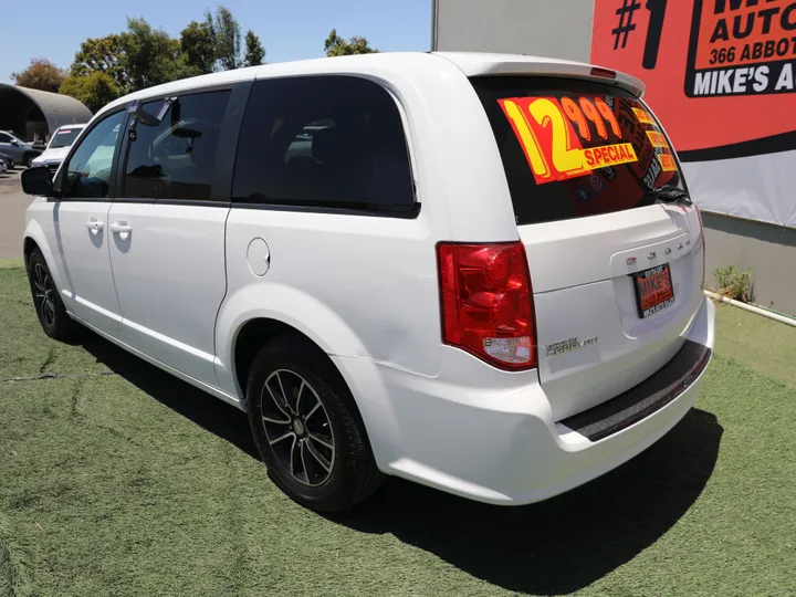 WHITE, 2018 DODGE GRAND CARAVAN SE Image 10