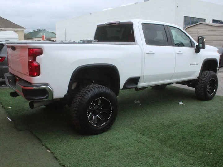 WHITE, 2022 CHEVROLET SILVERADO 2500 HD Image 5