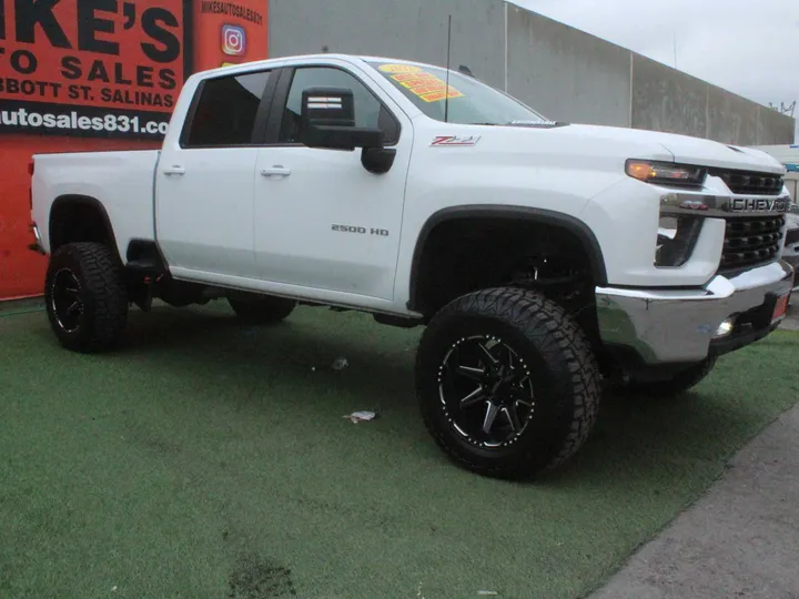 WHITE, 2022 CHEVROLET SILVERADO 2500 HD Image 6