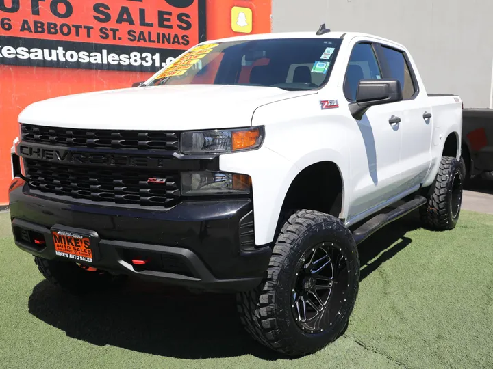 WHITE, 2021 CHEVROLET SILVERADO CUSTOM TRAIL BOSS Image 2