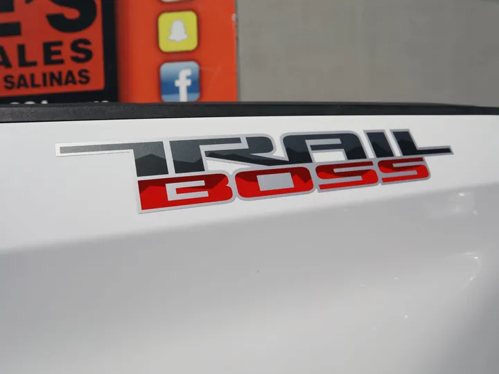 WHITE, 2021 CHEVROLET SILVERADO CUSTOM TRAIL BOSS Image 11