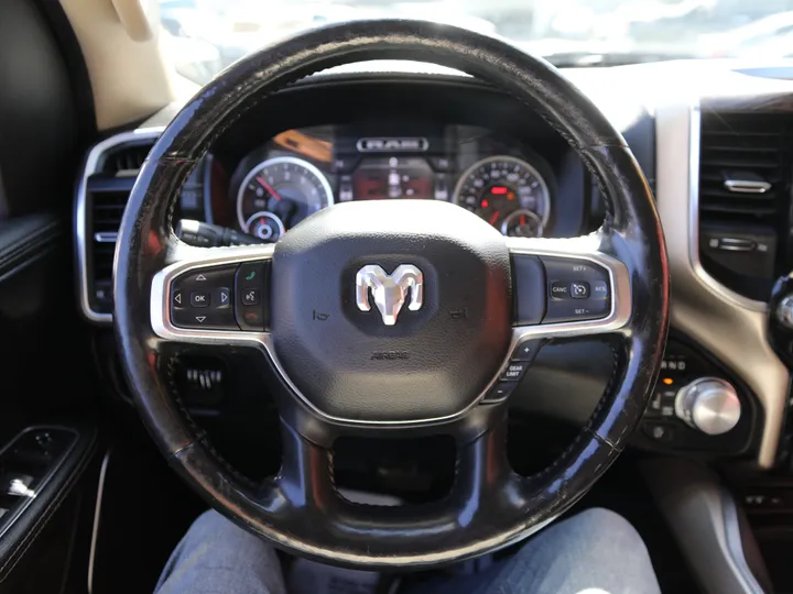 WHITE, 2019 RAM 1500 LARAMIE Image 18