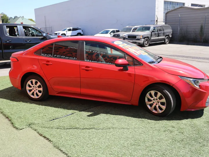 RED, 2021 TOYOTA COROLLA LE Image 4