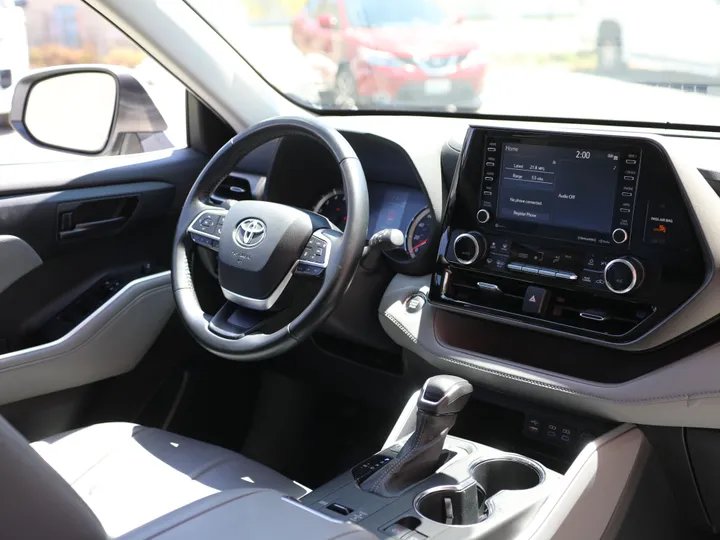 WHITE, 2022 TOYOTA HIGHLANDER LE Image 31