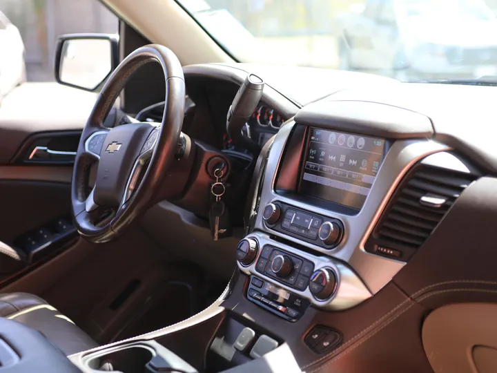 WHITE, 2020 CHEVROLET TAHOE LT Image 32