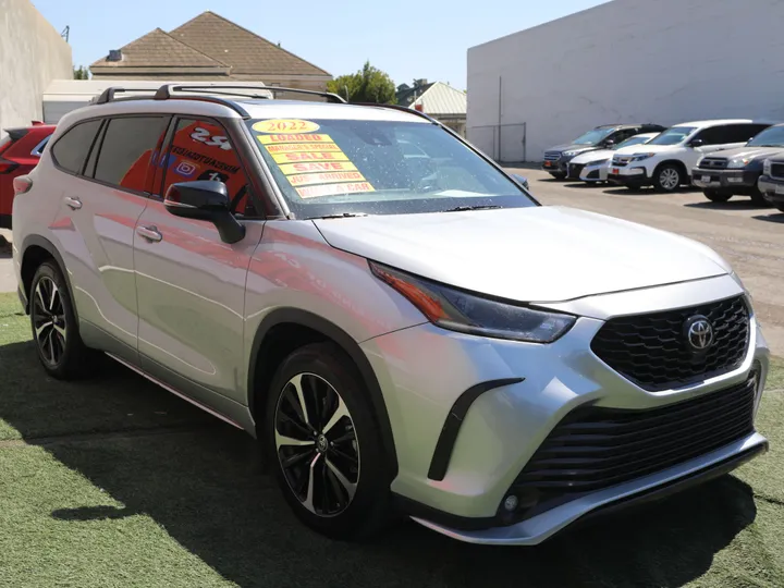 GRAY, 2022 TOYOTA HIGHLANDER XSE Image 4