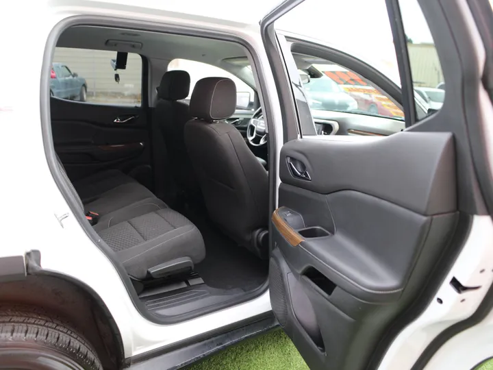 WHITE, 2019 GMC ACADIA SLE Image 26