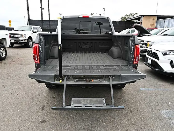 GREY, 2017 FORD F150 SUPERCREW CAB Image 8