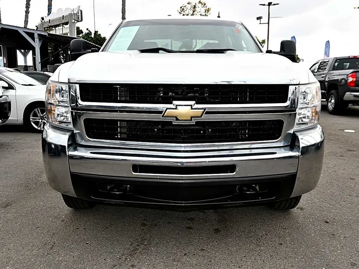 WHITE, 2009 CHEVROLET SILVERADO 2500 HD CREW CAB Image 2