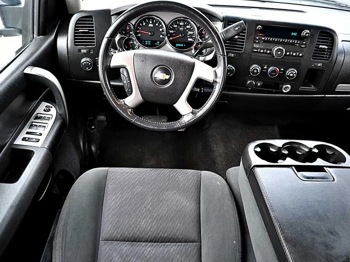 WHITE, 2009 CHEVROLET SILVERADO 2500 HD CREW CAB Image 10