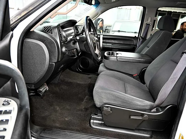 WHITE, 2009 CHEVROLET SILVERADO 2500 HD CREW CAB Image 12