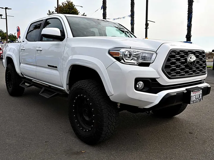 WHITE, 2022 TOYOTA TACOMA DOUBLE CAB Image 3