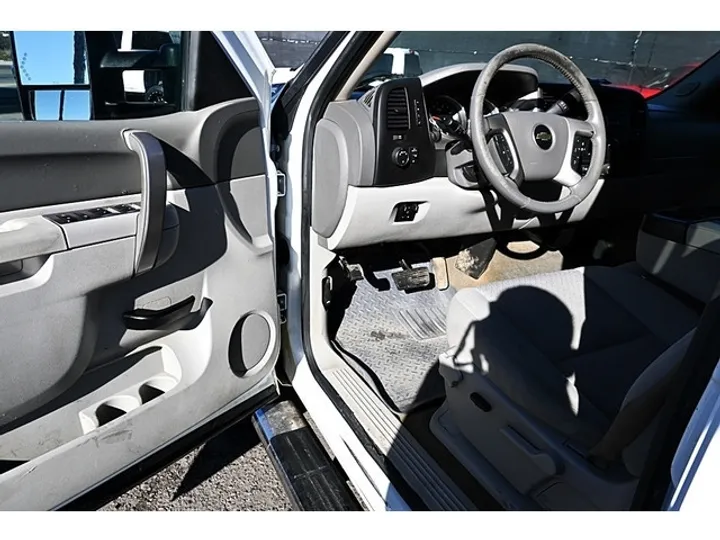 WHITE, 2014 CHEVROLET SILVERADO 2500HD Image 16