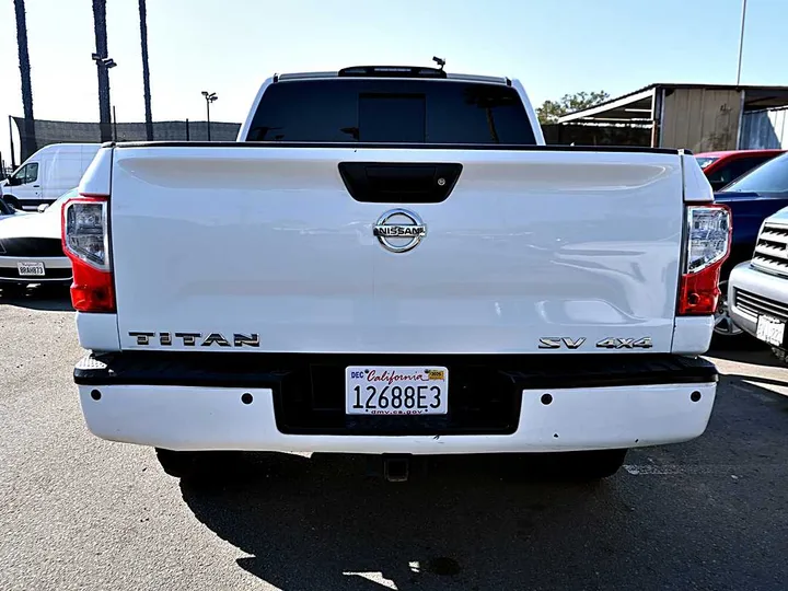 WHITE, 2018 NISSAN TITAN CREW CAB Image 5