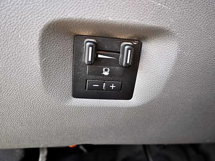 WHITE, 2013 CHEVROLET SILVERADO 1500 CREW CAB Image 16