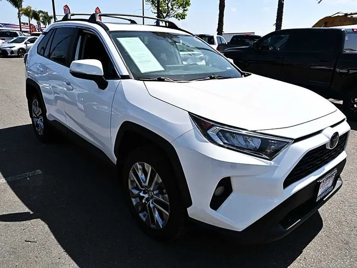 WHITE, 2019 TOYOTA RAV4 Image 3