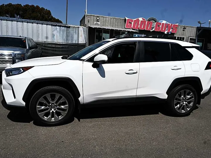 WHITE, 2019 TOYOTA RAV4 Image 4