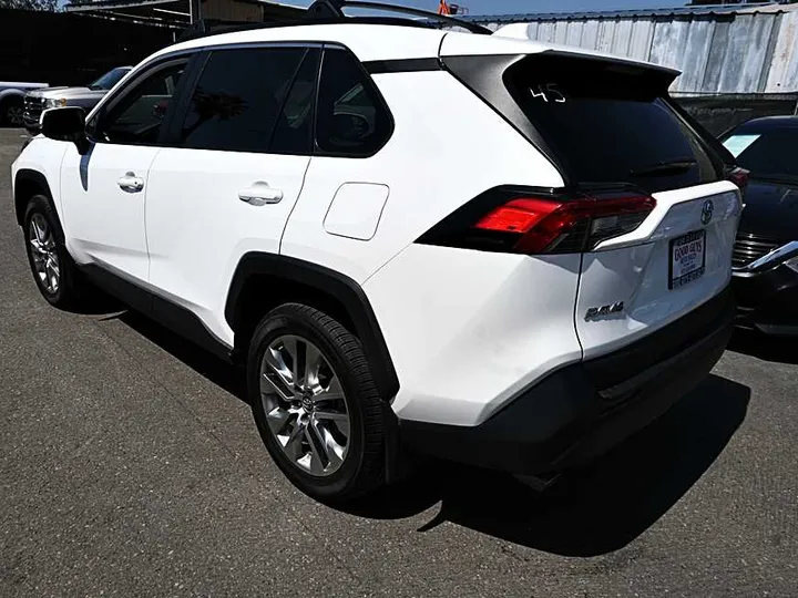 WHITE, 2019 TOYOTA RAV4 Image 5