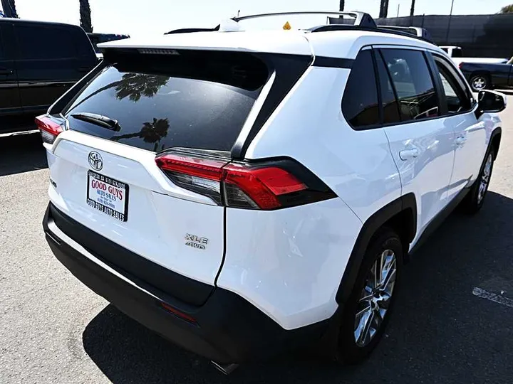 WHITE, 2019 TOYOTA RAV4 Image 7