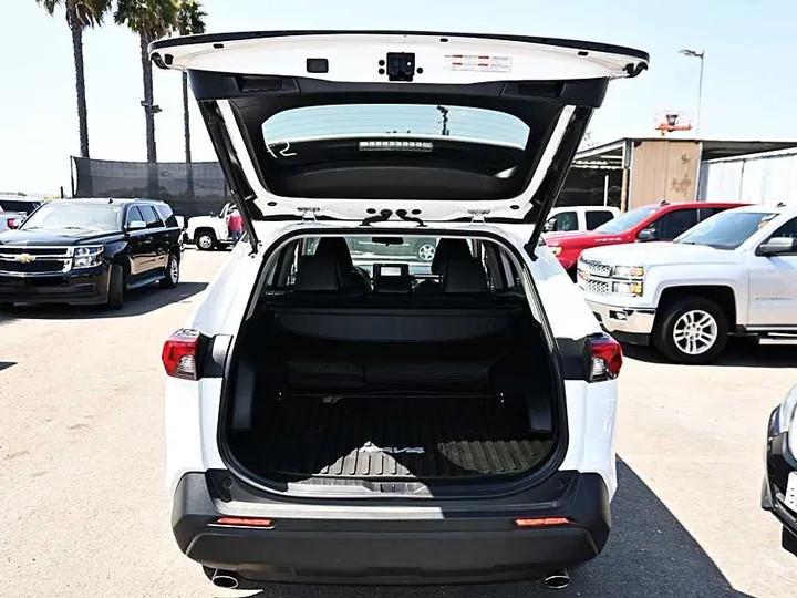 WHITE, 2019 TOYOTA RAV4 Image 8