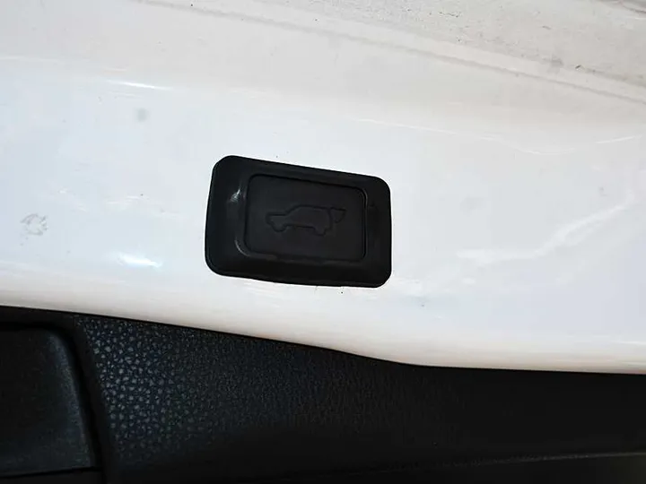 WHITE, 2019 TOYOTA RAV4 Image 11