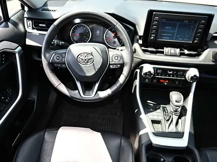 WHITE, 2019 TOYOTA RAV4 Image 13