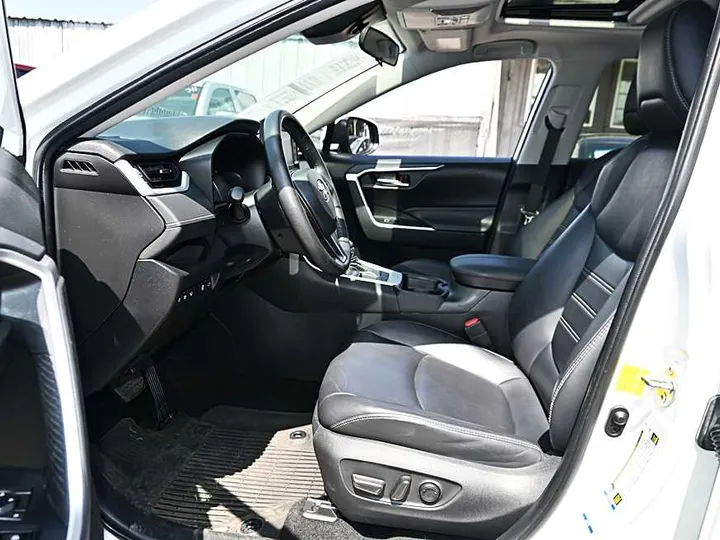 WHITE, 2019 TOYOTA RAV4 Image 19