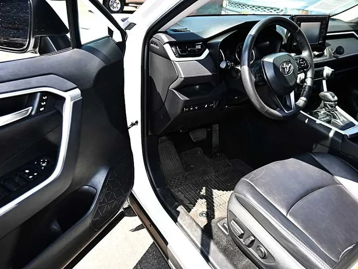 WHITE, 2019 TOYOTA RAV4 Image 24