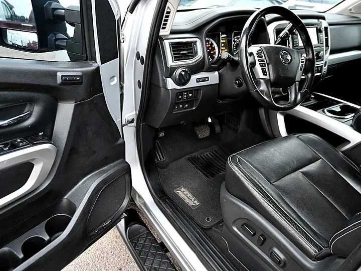 SILVER, 2018 NISSAN TITAN CREW CAB Image 20