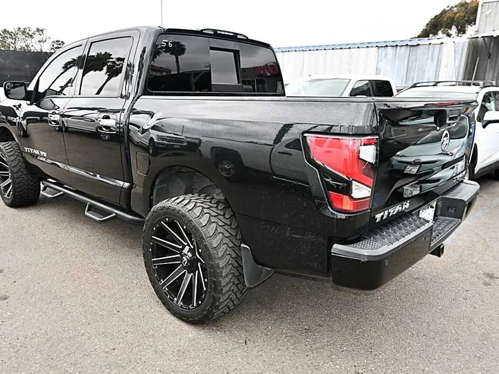 BLACK, 2018 NISSAN TITAN CREW CAB Image 5