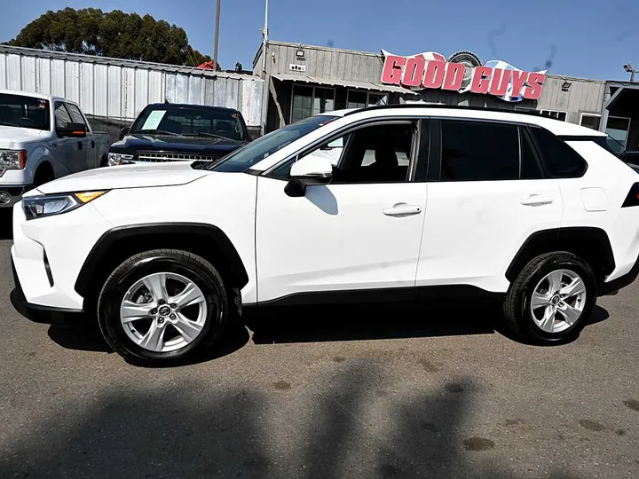 WHITE, 2020 TOYOTA RAV4 Image 4