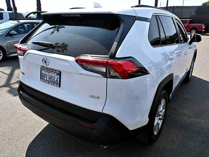 WHITE, 2020 TOYOTA RAV4 Image 7