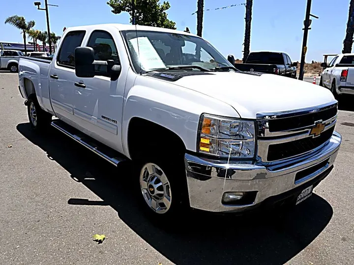 WHITE, 2014 CHEVROLET SILVERADO 2500 HD CREW CAB Image 3