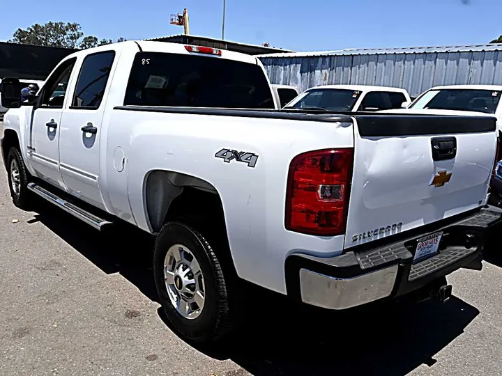 WHITE, 2014 CHEVROLET SILVERADO 2500 HD CREW CAB Image 5