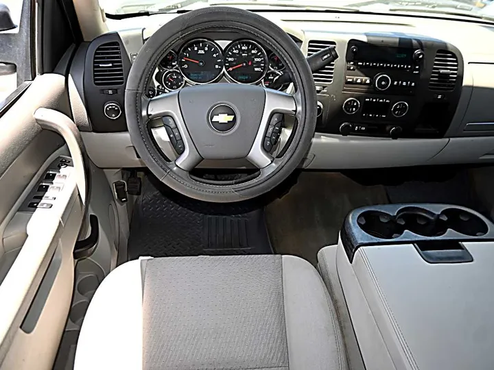 WHITE, 2014 CHEVROLET SILVERADO 2500 HD CREW CAB Image 10