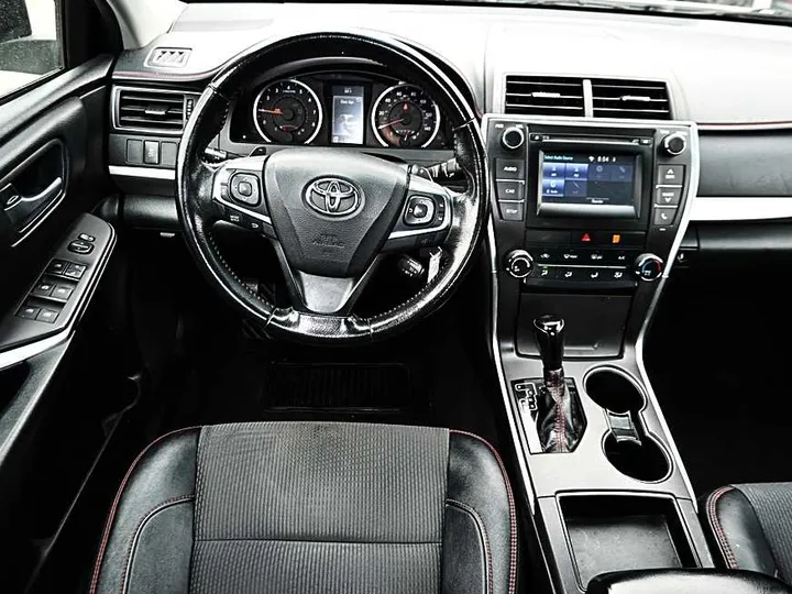 WHITE, 2016 TOYOTA CAMRY Image 9