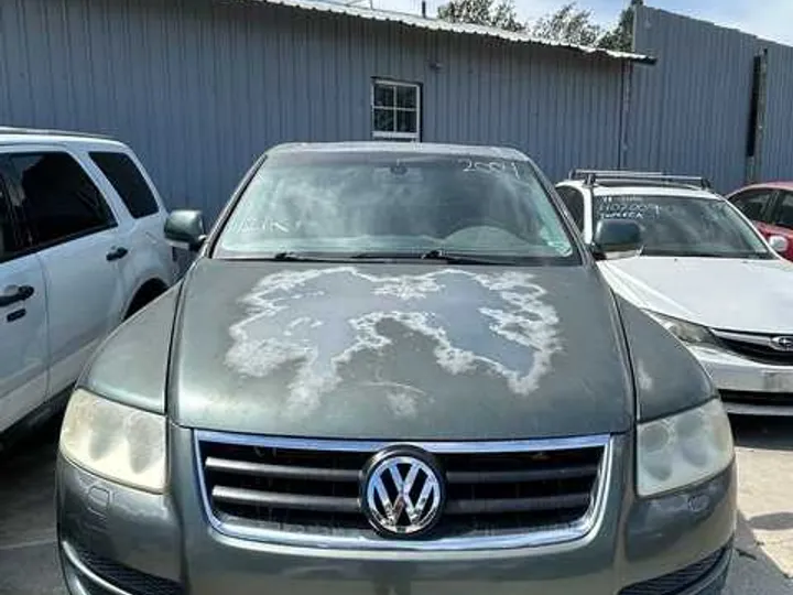 GREY, 2004 VOLKSWAGEN TOUAREG Image 2