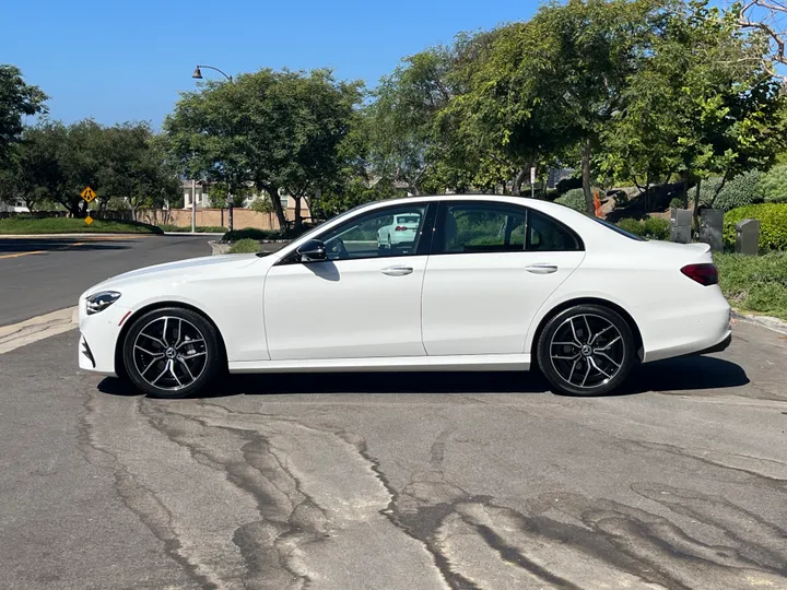 WHITE, 2022 MERCEDES-BENZ E-CLASS Image 4