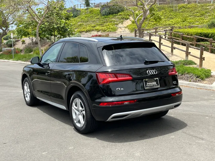 BLACK, 2018 AUDI Q5 Image 5