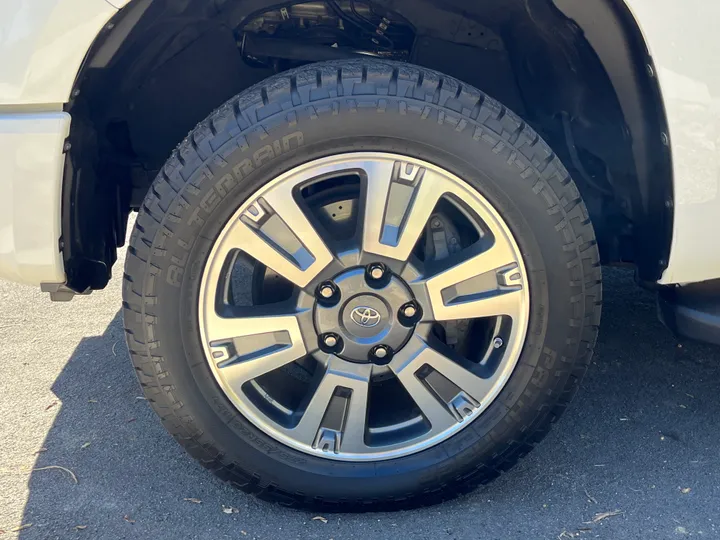 WHITE, 2017 TOYOTA TUNDRA Image 11