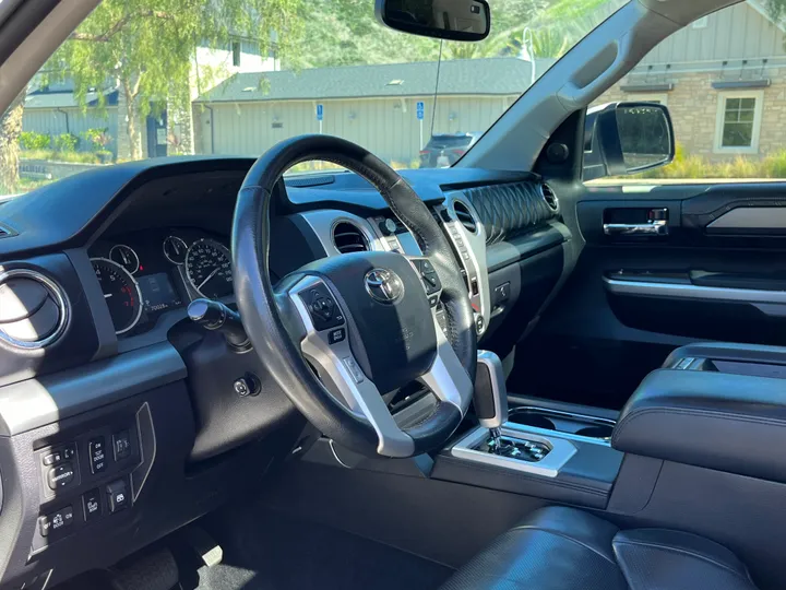 WHITE, 2017 TOYOTA TUNDRA Image 24