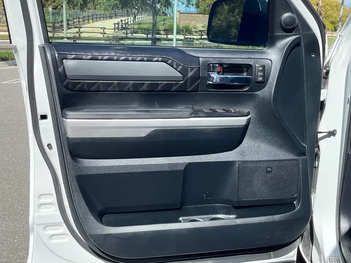 WHITE, 2017 TOYOTA TUNDRA Image 25