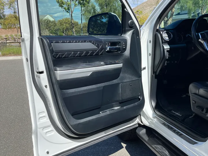 WHITE, 2017 TOYOTA TUNDRA Image 26