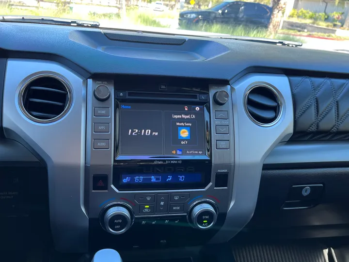 WHITE, 2017 TOYOTA TUNDRA Image 36