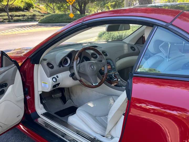 RED, 2009 MERCEDES-BENZ SL-CLASS Image 17