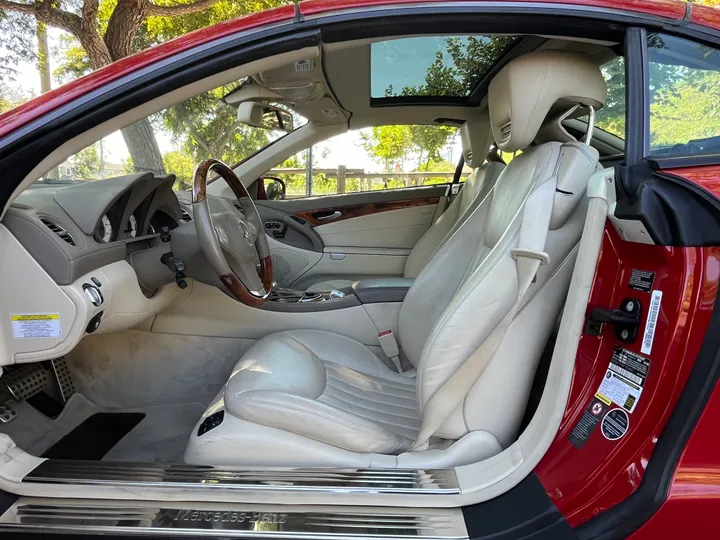 RED, 2009 MERCEDES-BENZ SL-CLASS Image 21