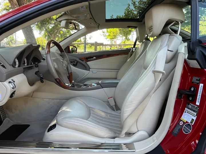 RED, 2009 MERCEDES-BENZ SL-CLASS Image 31