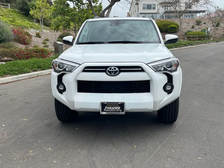 WHITE, 2022 TOYOTA 4RUNNER Image 2