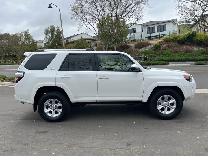 WHITE, 2022 TOYOTA 4RUNNER Image 8