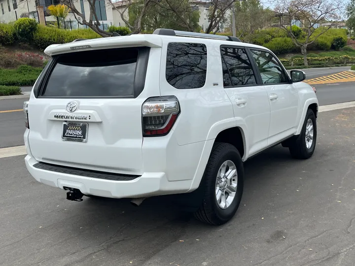 WHITE, 2022 TOYOTA 4RUNNER Image 7